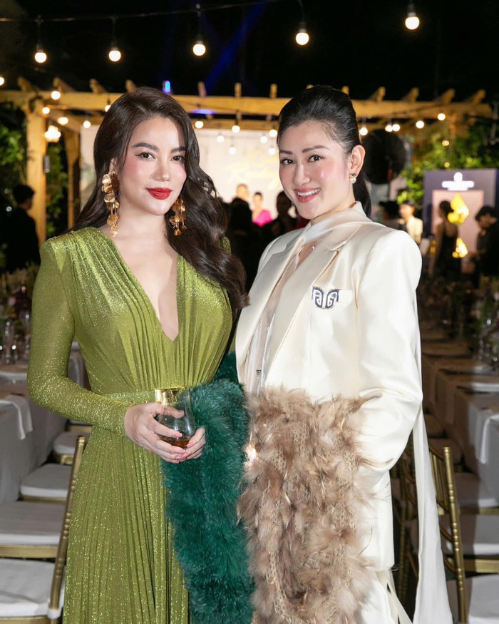 Trương Ngọc Ánh lăng xê những kiểu đầm dài thanh lịch những vẫn có độ quyến rũ. Ngoài ra, cô cũng thể hiện gu thẩm mỹ cao khi biết kết hợp phụ kiện phù hợp. 