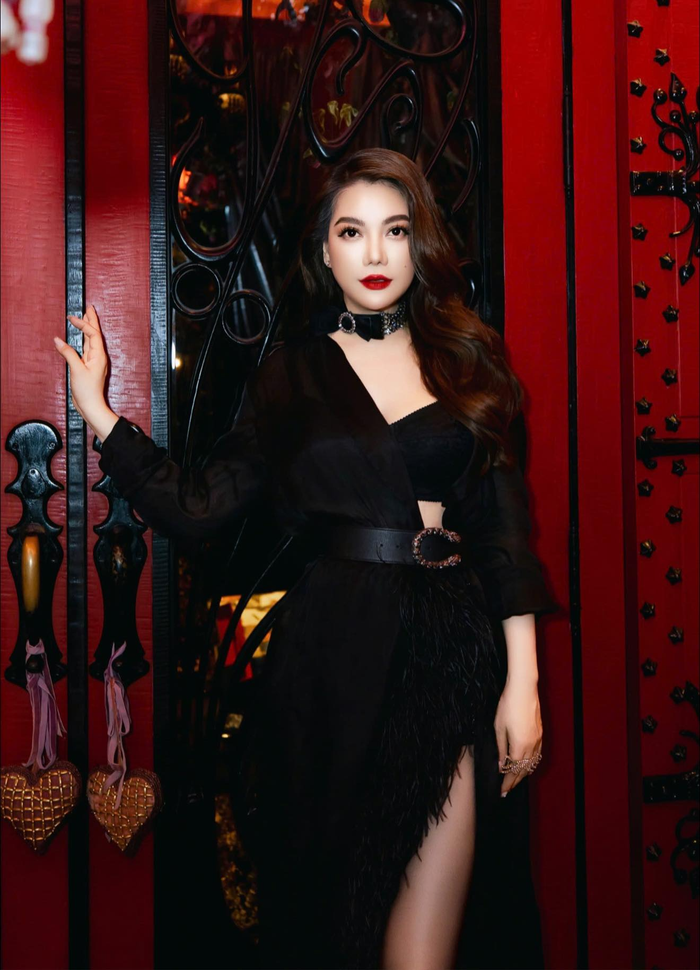 Trước đó, trong tiệc sinh nhất của người bạn Vũ Khắc Tiệp, Trương Ngọc Ánh gây chú ý khi tự tin diện mốt lộ nội y đang xu hướng hiện nay. Cựu người mẫu diện trang phục 'full-black' được kết hợp khéo léo giữa áo sơ mi xuyên thấu, váy lông vũ bất đối xứng kèm theo thắt lưng bản to. 