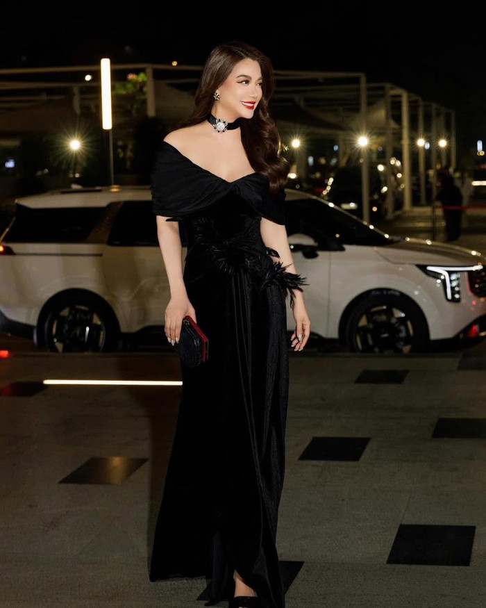 Mới đây, Trương Ngọc Ánh đăng tải loạt ảnh khoe nhan sắc với trang phục trễ vai chữ V khoe trọn 'tuyết lê' cảm. Bộ cánh được làm từ chất liệu vải nhung đính lông vũ kết hợp với clutch cầm tay sang trọng. 