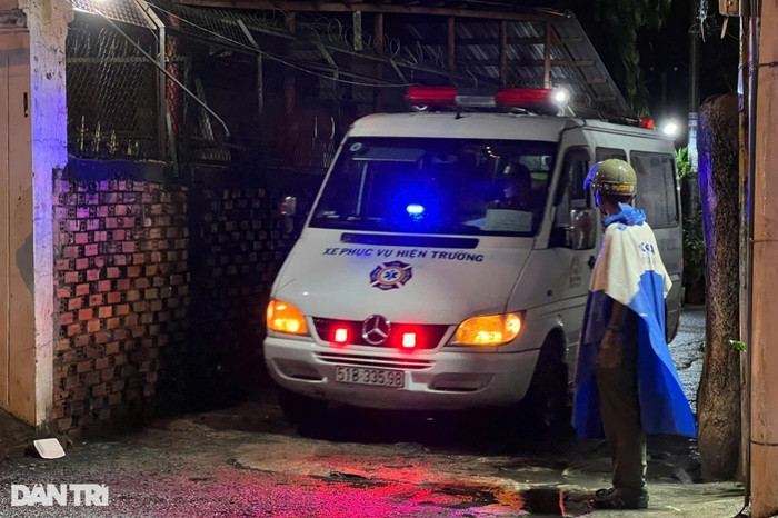 Xe phục vụ hiện trường đưa thi thể nạn nhân đi khám nghiệm. Ảnh: Dân Trí