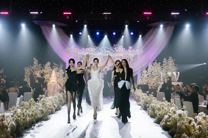 Hoa hậu Khánh Vân catwalk cùng hội chị em trong ngày trọng đại. Ảnh: FBNV