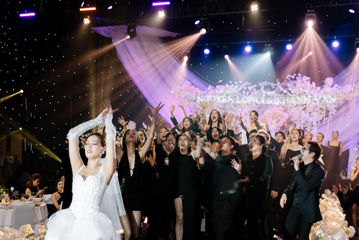 Hoa hậu Khánh Vân tung hoa 'nhả vía'. Người đẹp bắt được hoa cưới chính là Lê Hoàng Phương. Ảnh: FBNV