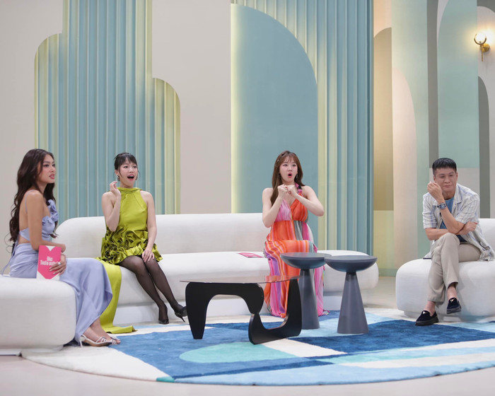 Trước đó Diệu Nhi luôn mặc đồ rộng khi tham gia Ban cố vấn chương trình Đảo Thiên Đường. Ảnh: FBNV