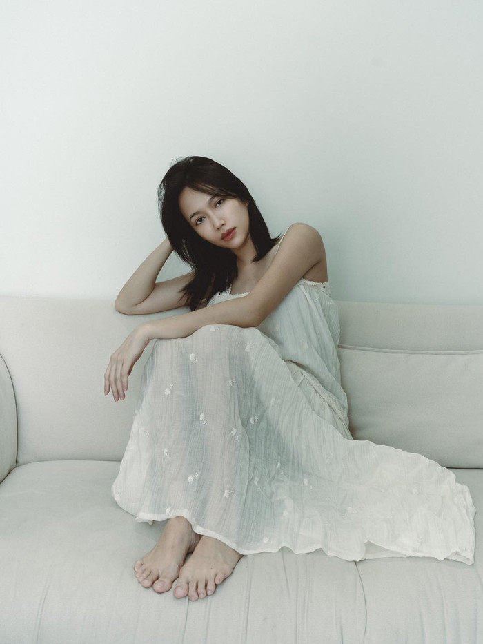 Diệu Nhi diện váy mỏng manh khéo khoe vóc dáng thon gầy. Ảnh: FBNV