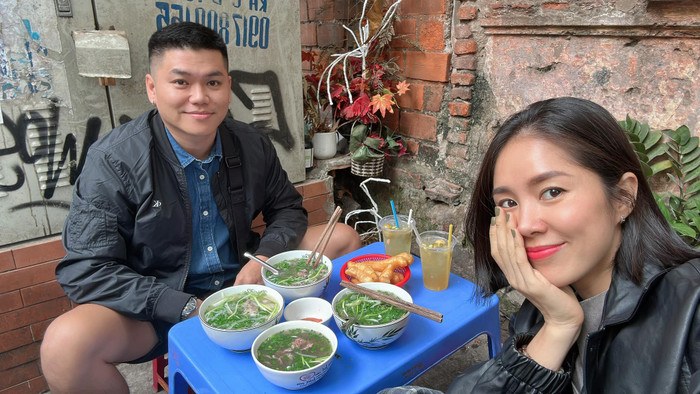 Lê Phương vừa mới kết thúc chuyến công tác Hà Nội cùng với ông xã Trung Kiên. Ảnh: FBNV