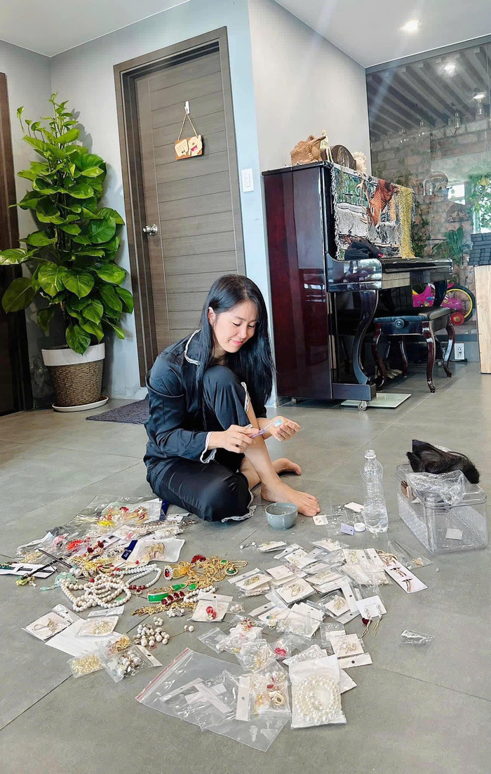 Lê Phương tranh thủ thời gian rảnh ở nhà để lau rửa phụ kiện trang sức dùng khi đi đóng phim. Ảnh: FBNV