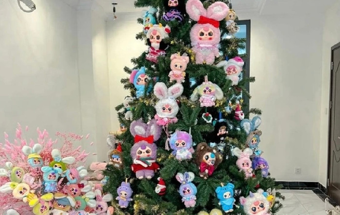 Giới trẻ chi hàng trăm triệu đồng trang trí cây thông Noel bằng art toy độc lạ.