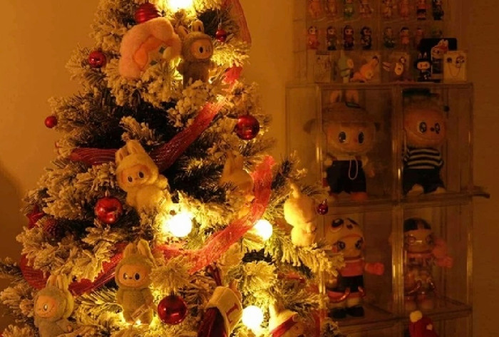 Cận cảnh cây thông Noel được trang trí bằng labubu.