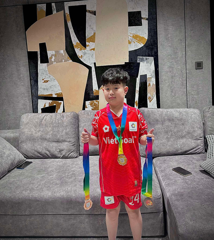 Bé Đậu Đậu được nhận xét như bản sao của bố. Ảnh: FBNV