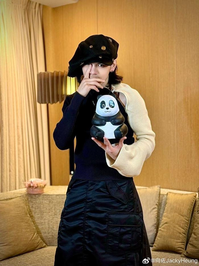 Để nổi tiếng, Hướng Tả làm đủ mọi cách.