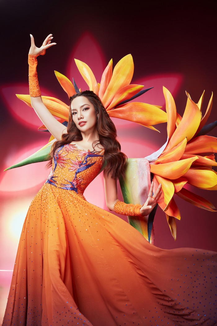 Lê Hoàng Phương sáng bừng visual với thiết kế váy mang tông màu cam nổi bật, tái hiện hình ảnh hoa thiên điểu.