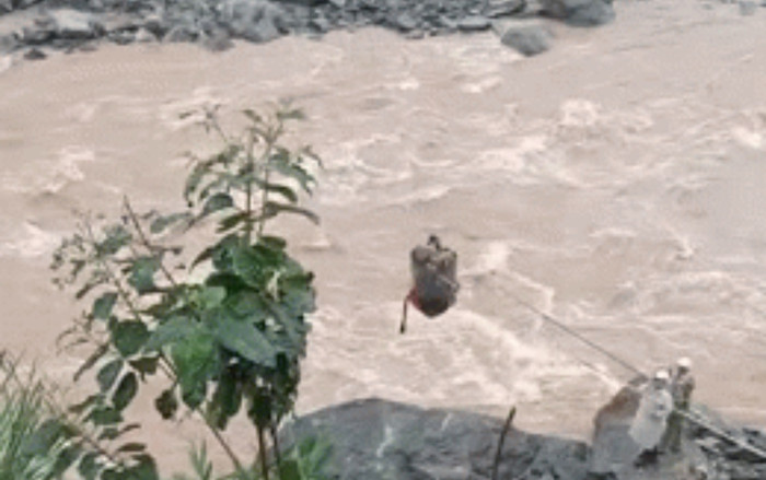 Nghẹt thở giải cứu 4 người mắc kẹt giữa dòng lũ dữ bằng ròng rọc Ảnh 2