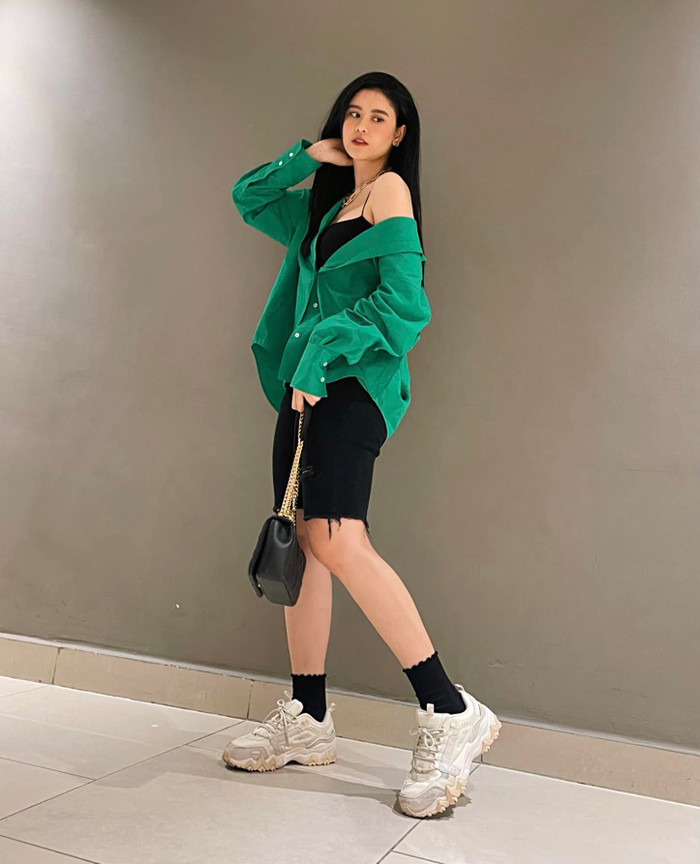  Đôi môi căng mọng với sắc son đỏ hoặc nude thường là điểm nhấn trong phong cách makeup của cô, giúp tạo sự hài hòa với trang phục và tăng thêm phần quyến rũ.