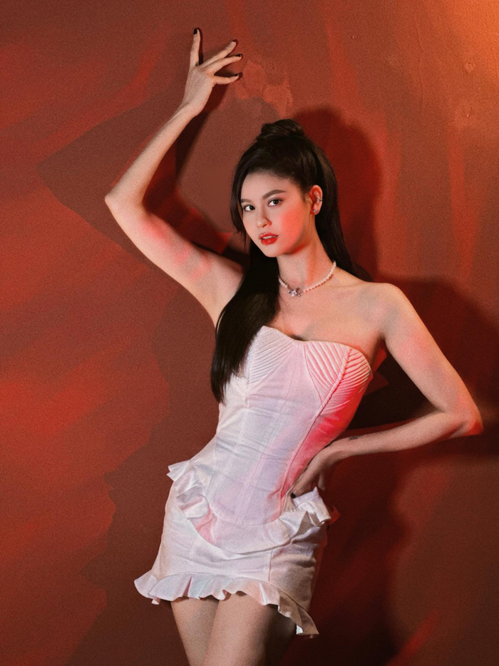 Không chỉ tỏa sáng trên sân khấu hay các sự kiện, Trương Quỳnh Anh còn khiến người hâm mộ say đắm bởi phong cách thời trang đời thường đầy quyến rũ và cá tính. Với gu thẩm mỹ tinh tế, cô luôn biết cách khoe trọn vẻ đẹp hình thể mà không đánh mất nét thanh lịch vốn có.