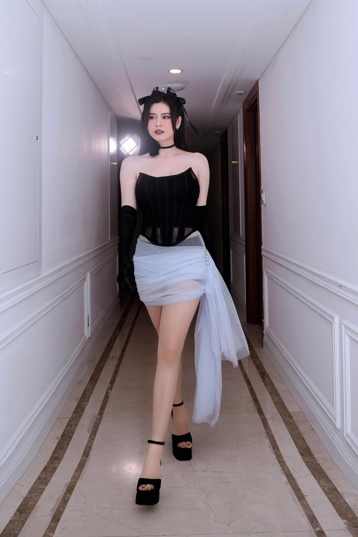 Không dừng lại ở đó, các bộ trang phục cắt xẻ tinh tế cũng xuất hiện thường xuyên trong tủ đồ của Trương Quỳnh Anh. Dù ở phong cách nào, cô vẫn giữ được sự cân bằng giữa vẻ quyến rũ và thanh lịch, không bao giờ vượt quá ranh giới phản cảm.