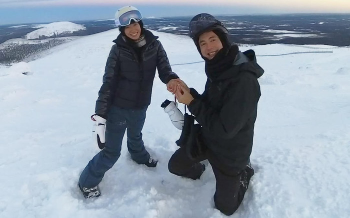 Nam ca sĩ đưa bạn gái đi nước ngoài, quỳ gối giữa trời tuyết để cầu hôn Ảnh 2