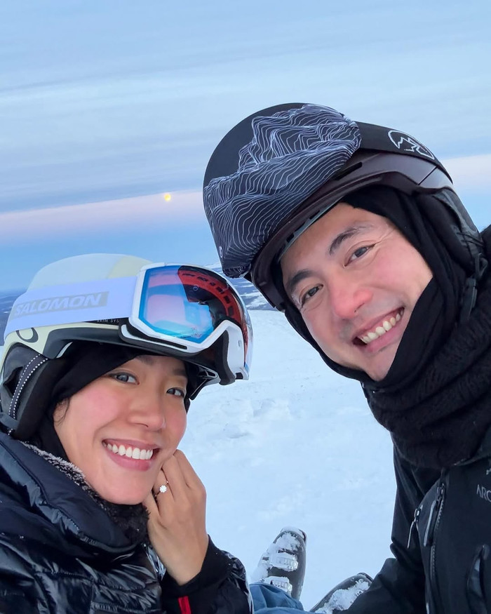 Nam ca sĩ đưa bạn gái đi nước ngoài, quỳ gối giữa trời tuyết để cầu hôn Ảnh 2