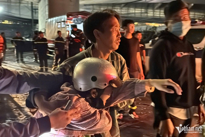 Người thân đau đớn gào khóc (Ảnh: Hoàng Anh)