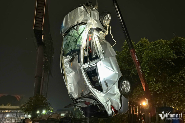 Xe ô tô gặp nạn được trục vớt lên bờ. Ảnh: Hoàng Anh