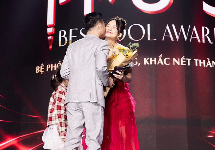 Cô được ông xã dành tặng nụ hôn ngọt ngào trên sân khấu sự kiện.