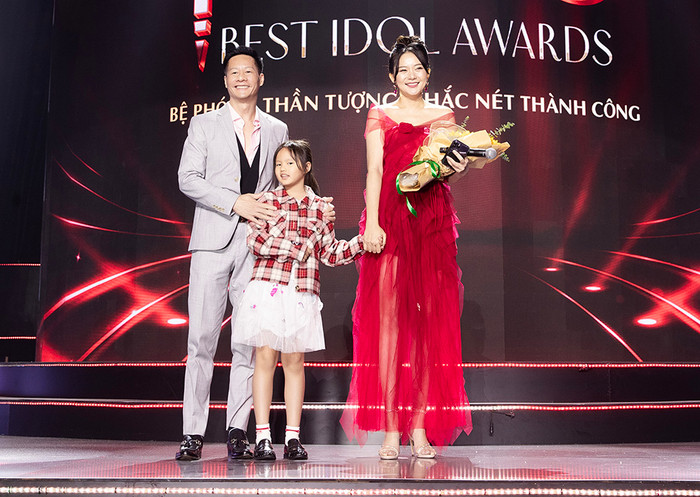 Phan Như Thảo trên sân khấu lễ trao giải Vietnam PMU's Best Idol Awards 2024.
