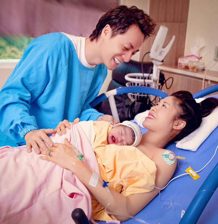 Vợ chồng Đăng Khôi - Thủy Anh hạnh phúc đón con trai thứ 3 chào đời. (Ảnh FBNV)