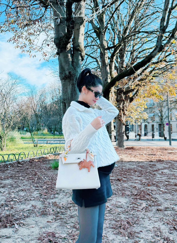 Thủy Anh đẹp rạng rỡ ở những tháng cuối thai kỳ. (Ảnh FBNV)