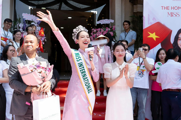 Thanh Thủy trở về vẻ vang trong vòng tay của người hâm mộ. Cô là Hoa hậu quốc tế đến từ Việt Nam thứ 3 trong 6 đấu trường nhan sắc lớn nhất, sau Phương Khánh và Thùy Tiên.