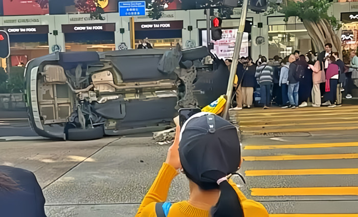 Hiện trường tai nạn được đông đảo người dân xung quanh quan tâm. Ảnh: Stheadline