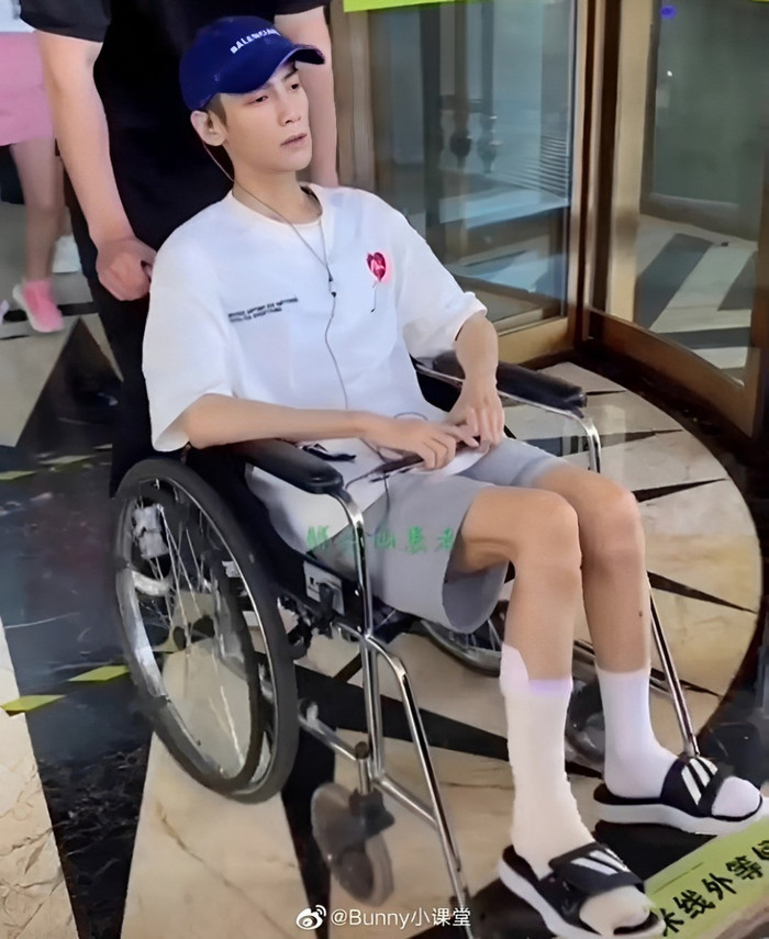 Trước đó, nam diễn viên nhiều lần khiến khán giả lo lắng với vẻ ngoài ốm yếu, kém sắc.
