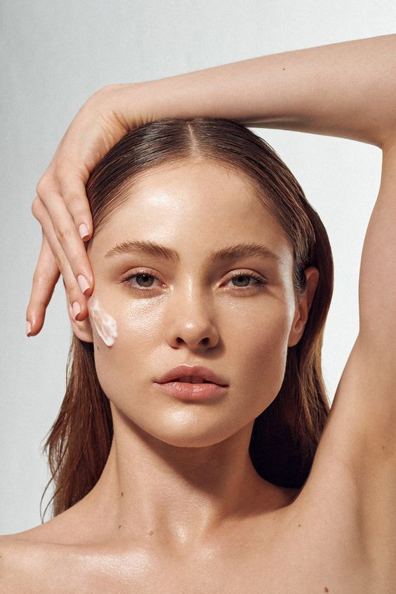 Làn da khô sẽ không còn là trở ngại nếu bạn biết cách chọn các thành phần dưỡng ẩm phù hợp. 