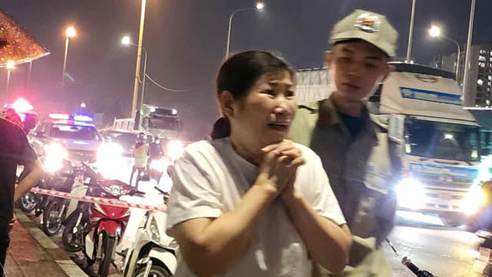 Mẹ của nạn nhân tại hiện trường. (Ảnh: H.M/Tuổi trẻ).