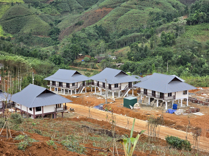 Nhà được xây dựng theo mẫu nhà sàn của người Tày, có đầy đủ công trình phụ trợ. ẢNH: TRUNG KIÊN 