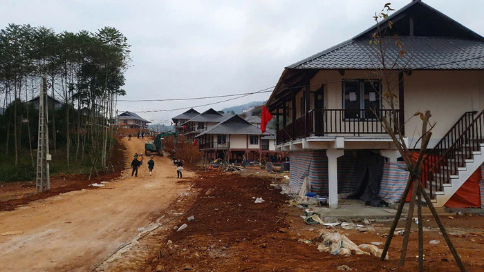 Sau khi bàn giao nhà cho người dân, đơn vị thi công sẽ làm đường giao thông, trường mầm non, nhà mẫu giáo... ẢNH: TRUNG KIÊN 