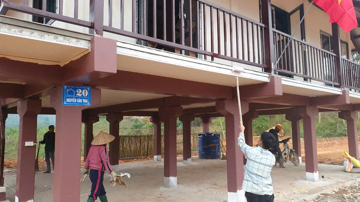 Người dân sơn sửa lại cho ngôi nhà họ sẽ dọn về ở từ ngày 15.12. ẢNH: TRUNG KIÊN 