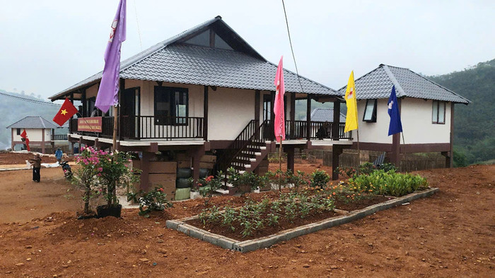 Trong khuôn viên có chỗ trồng cây, trồng hoa để làm đẹp cảnh quan. ẢNH: TRUNG KIÊN 