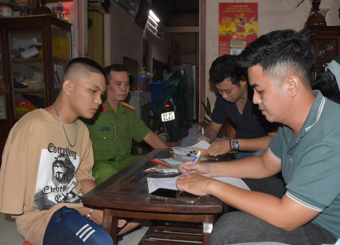 Cơ quan Công an khám xét nơi ở của Nguyễn Quốc Thành Nhân (bên trái). 