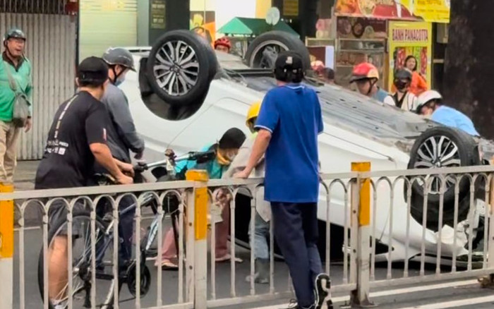 Hành động của nữ tài xế xe công nghệ khi ô tô bị lật ngửa giữa đường khiến nhiều người khen ngợi Ảnh 2