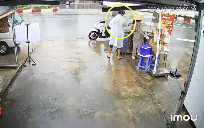 Phẫn nộ với hành động lạ của người đàn ông tại xe bánh mì Ảnh 2