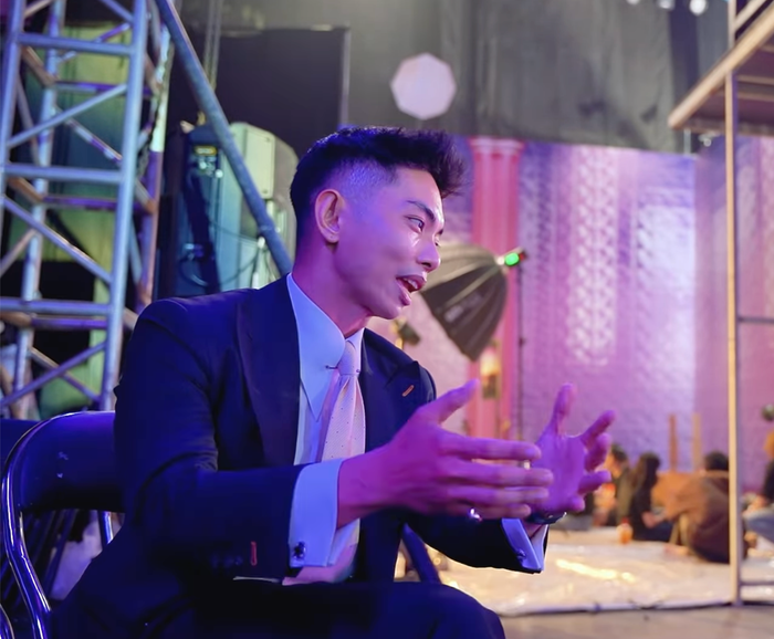 Phan Hiển vui vẻ trả lời phỏng vấn với Ban tổ chức chương trình Bước Nhảy Hoàn Vũ trong lúc Khánh Thi đang tập trung ghi hình. Ảnh: FBNV