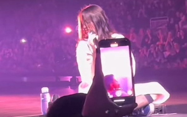 Nữ ca sĩ đang ngồi biểu diễn thì bị khán giả ném đồ vào mặt, nhiều người phẫn nộ Ảnh 2