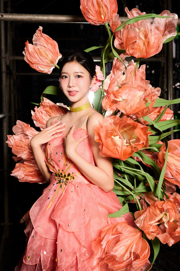 Qua bộ đồ diễn lấy cảm hứng từ hoa Tulip cam do Giám đốc thời trang của chương trình Bước Nhảy Hoàn Vũ, Hooyeon trở nên dịu dàng, xinh đẹp hơn bao giờ hết. Ảnh: NVCC