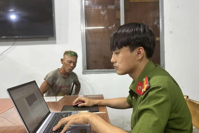 Đối tượng Nguyễn Trần Minh Hùng tại cơ quan chức năng. 