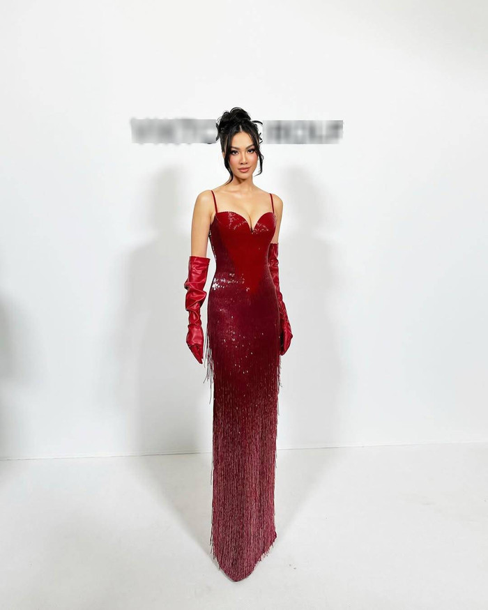 Á hậu Kim Duyên được công chúng ngợi khen vì màn kết hợp phụ kiện bao tay da và kiểu tóc búi cao.