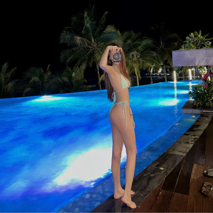 Đôi chân dài mướt mắt của Uyên Endy - bạn gái tin đồn của Ngô Kiến Huy gây chú ý. (Ảnh: FBNV)