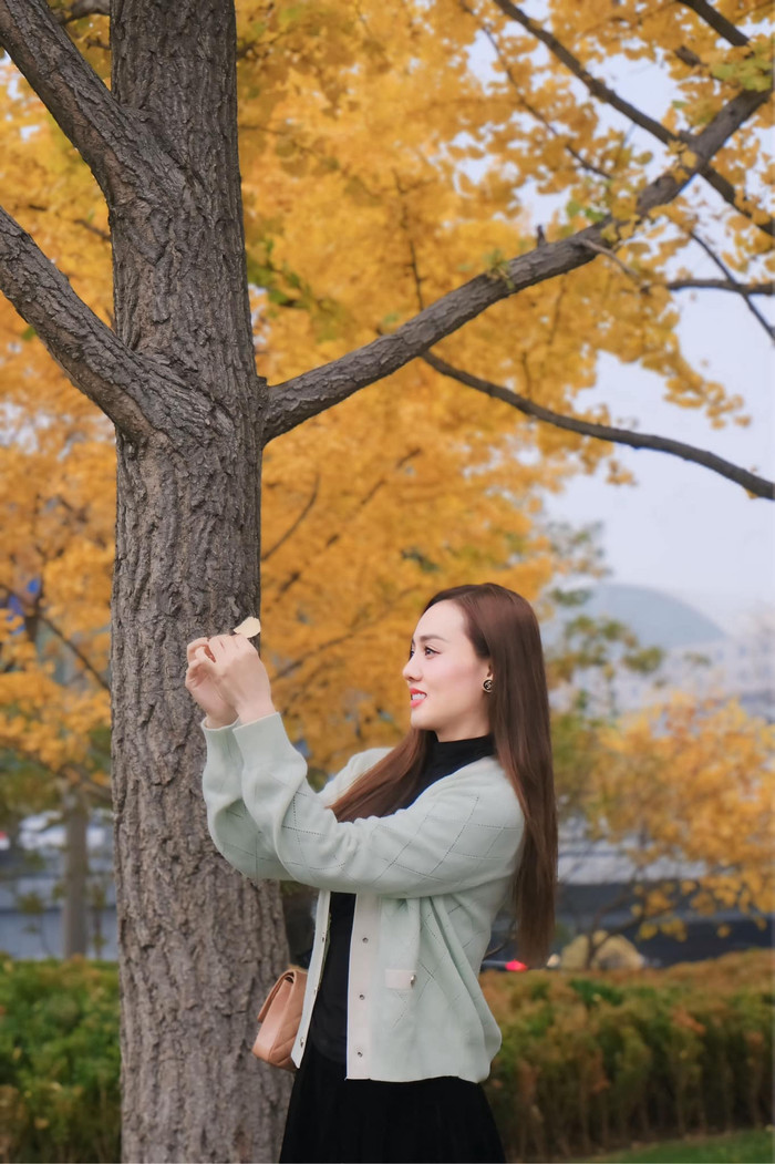 Trước khi nhập viện tiếp nhận việc phẫu thuật, vợ Công Lý khá bận rộn với lịch trình công việc. Ảnh: FBNV