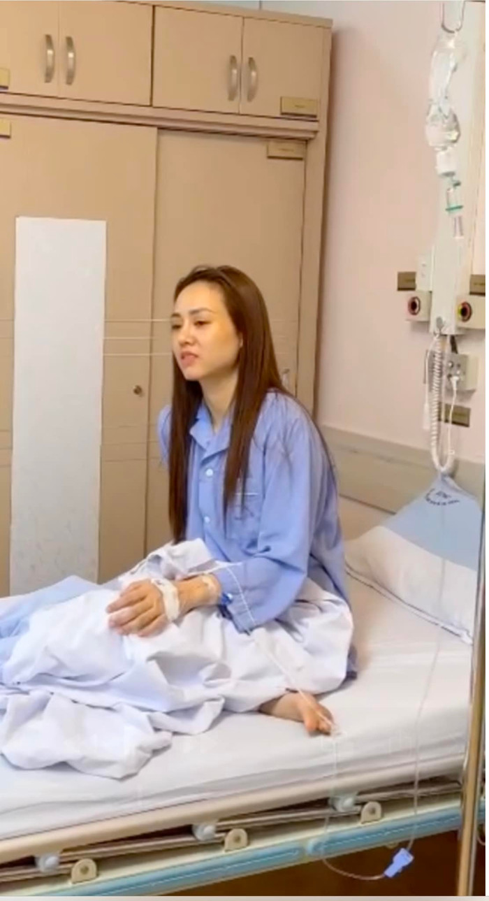 Vợ Công Lý mới xuất viện cách đây không lâu. Hình ảnh người đẹp truyền dịch, lộ rõ thần thái nhợt nhạt khiến nhiều người không khỏi xót xa. Ảnh: FBNV