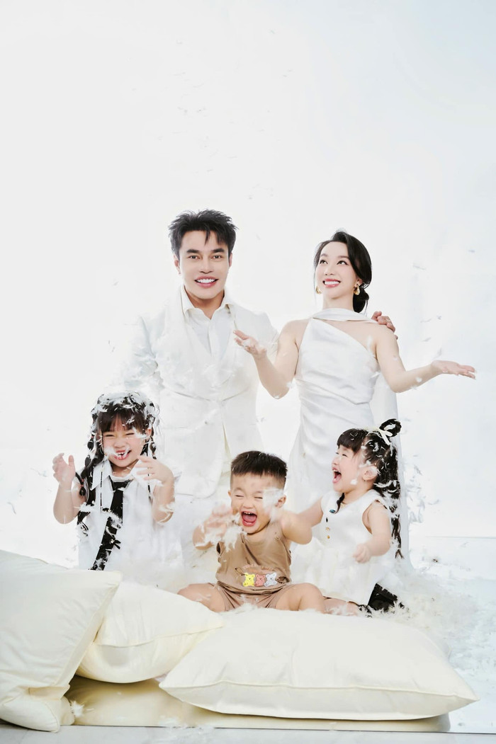 Lê Dương Bảo Lâm bên cạnh vợ và các con. Ảnh: FBNV