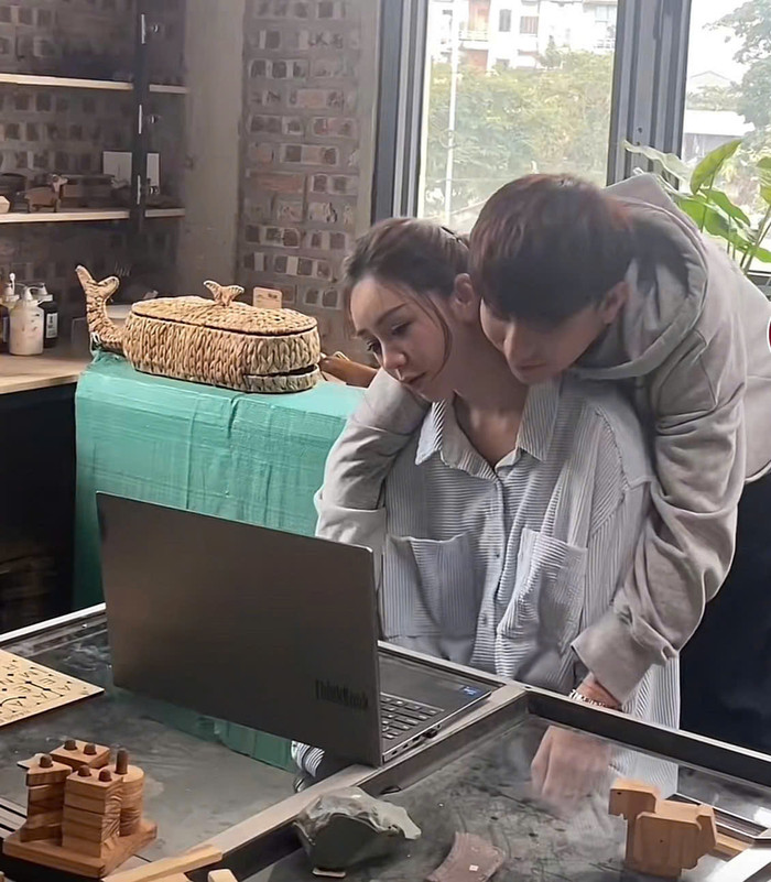 Quỳnh Kool - B Trần tung hint tình bể bình. Ảnh: Đài Hà Nội