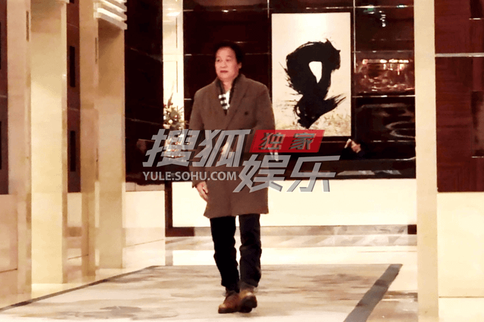 Ông Trần Kim Phi - cha nuôi Lưu Diệc Phi chậm rãi đi về sau khi con gái nuôi và trợ lý đi trước. Ảnh: Sohu